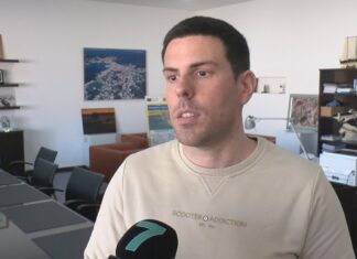 Arosa reta a Cañón: ‘Se chegaran ao goberno quitarían os lectores de matrícula?’