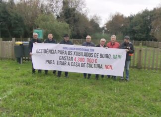 Xubilados de Boiro realizan unha protesta simbólica pola residencia que levan reclamando dúas décadas