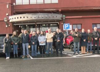 Ribeira garda un minuto de silencio en memoria das vítimas do accidente ferroviario de Adamuz