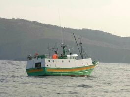 Rescatados os seis tripulantes dun pesqueiro afundido na ría de Muros