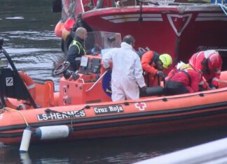 Aparece un cadáver encadeado no porto de Ribeira