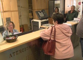 Entregan máis de 3000 sinaturas reclamando melloras sanitarias na Pobra