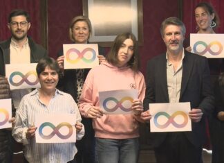 Vilagarcía tínguese de azul polo Día do Autismo reivindicando máis dereitos e inclusión