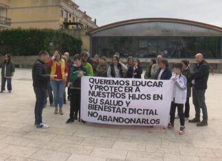 As familias de Meaño mobilízanse para reclamar que se retrase o acceso dos menores ao mundo dixital