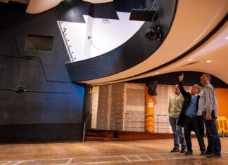 Pontevedra estuda mudar a escaiola do falso teito do Teatro por madeira