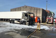 Arde un camión abandonado no porto de Ribeira