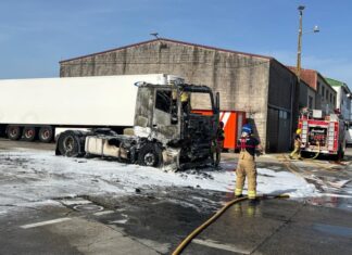 Arde un camión abandonado no porto de Ribeira