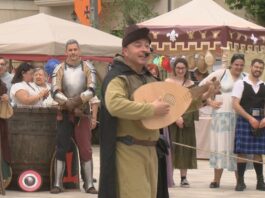 Veciños e visitantes ateigan Combarro para vivir o Día de Colón