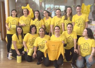 As educadoras da escola infantil de Cambados vístense de amarelo na defensa dun ensino de calidade