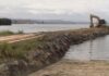 O Subdelegado do Goberno supervisa as obras de retirada do espigón en Taragoña
