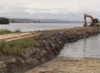 O Subdelegado do Goberno supervisa as obras de retirada do espigón en Taragoña