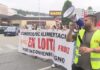 A folga do comercio de alimentación toma as rúas de Ribeira