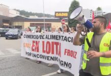 A folga do comercio de alimentación toma as rúas de Ribeira