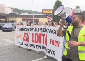 A folga do comercio de alimentación toma as rúas de Ribeira