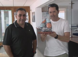 A confraría de Aguiño recoñece a contribución de Miguel Abraldes, autor da maqueta do Centenario