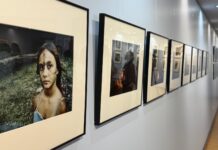 Chega a Ribeira a mostra itinerante do Premio Luís Ksado da Deputación da Coruña