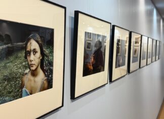 Chega a Ribeira a mostra itinerante do Premio Luís Ksado da Deputación da Coruña