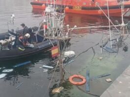 Afúndese un barco atracado no porto de Ribeira