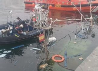 Afúndese un barco atracado no porto de Ribeira