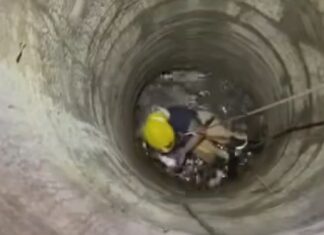Os bombeiros de Boiro rescatan un carneiro que caeu nun pozo