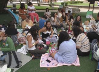 Pontevedra saca agulla e fío á rúa polo Día Mundial do Bordado