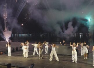 Abarrote festivo en Boiro no ecuador das súas festas do verán