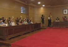 O tripartito cambadés saca adiante os festivos de 2027 nun pleno ao que non asistiron seis edís do PP