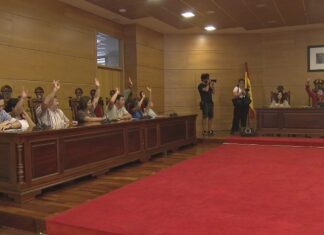 O tripartito cambadés saca adiante os festivos de 2027 nun pleno ao que non asistiron seis edís do PP