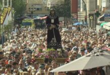 A procesión do Divino Nazareno ateigou as rúas da Pobra