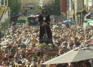 A procesión do Divino Nazareno ateigou as rúas da Pobra