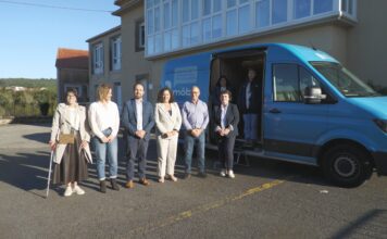 A delegada da Xunta supervisa en Lousame o CIM móbil que achega este servizo ó rural