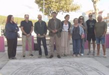 Un escudo en pedra na praza da Liberdade lembra o histórico concello constitucional do Carril