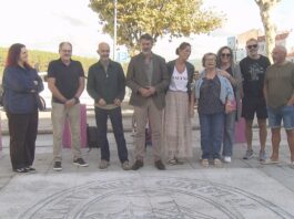 Un escudo en pedra na praza da Liberdade lembra o histórico concello constitucional do Carril
