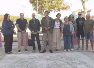Un escudo en pedra na praza da Liberdade lembra o histórico concello constitucional do Carril