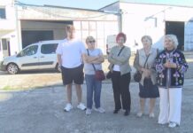 O mercado das flores de Cambados parte en dous: a maioría dos postos marchan a unha nave de Castrelo