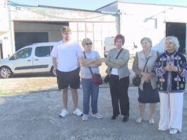O mercado das flores de Cambados parte en dous: a maioría dos postos marchan a unha nave de Castrelo