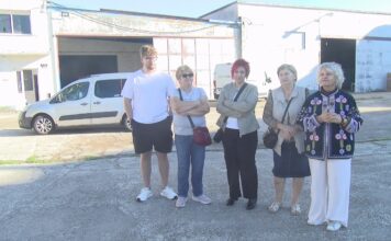 O mercado das flores de Cambados parte en dous: a maioría dos postos marchan a unha nave de Castrelo