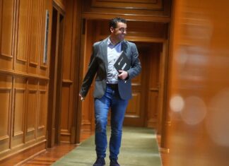 O presidente da Deputación insiste no ‘compromiso’ con Pasarón e acusa ao concello de ir ‘a rebufo’