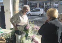 As floristas da praza de Cambados acusan de intrusismo laboral ás excompañeiras do mercado de defuntos