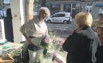 As floristas da praza de Cambados acusan de intrusismo laboral ás excompañeiras do mercado de defuntos