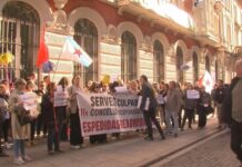 As traballadoras da limpeza manteñen a convocatoria de folga mentres o concello esixe a Serveo a readmisión das despedidas