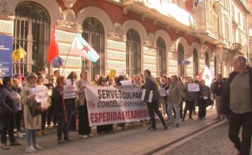 As traballadoras da limpeza manteñen a convocatoria de folga mentres o concello esixe a Serveo a readmisión das despedidas