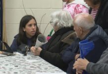 Mozos e maiores danse a man no magosto interxeracional da Asociación O Castro de Baión