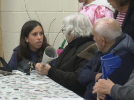 Mozos e maiores danse a man no magosto interxeracional da Asociación O Castro de Baión