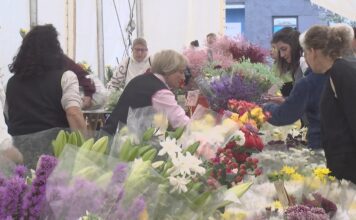 O Mercado das Flores de Vilagarcía mantén as vendas a pesar da lixeira suba de prezos