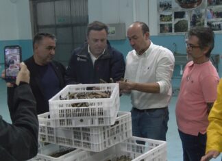 O presidente da Deputación da Coruña pon en valor o labor da confraría de Aguiño